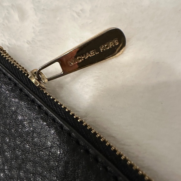 MICHAEL KORS PEBBLED BLACK LEATHER WRISTLET - Picture 3 of 4